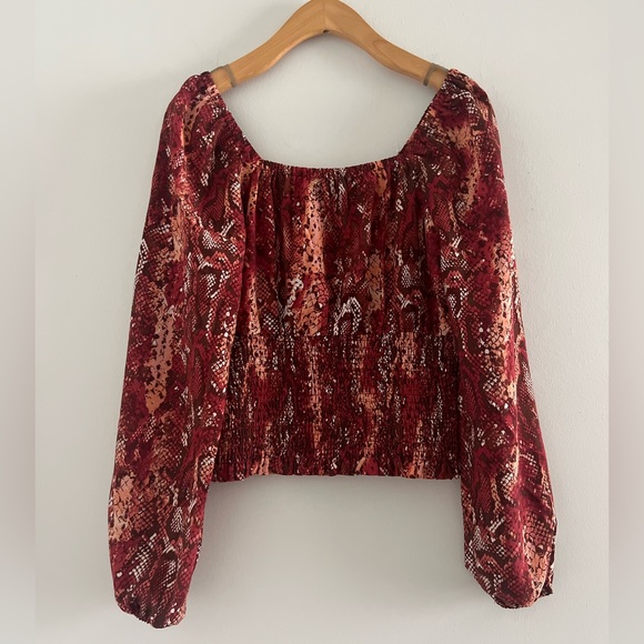 Versona Red Stretch Snakeskin Cropped Peasant Top Sz XS - Picture 3 of 4